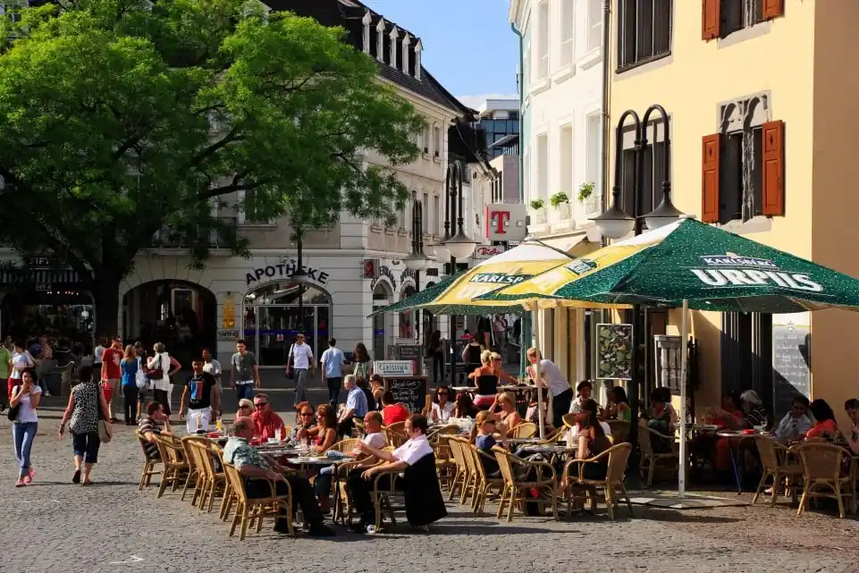 Vieille ville de Saarbrücken promenade en couple