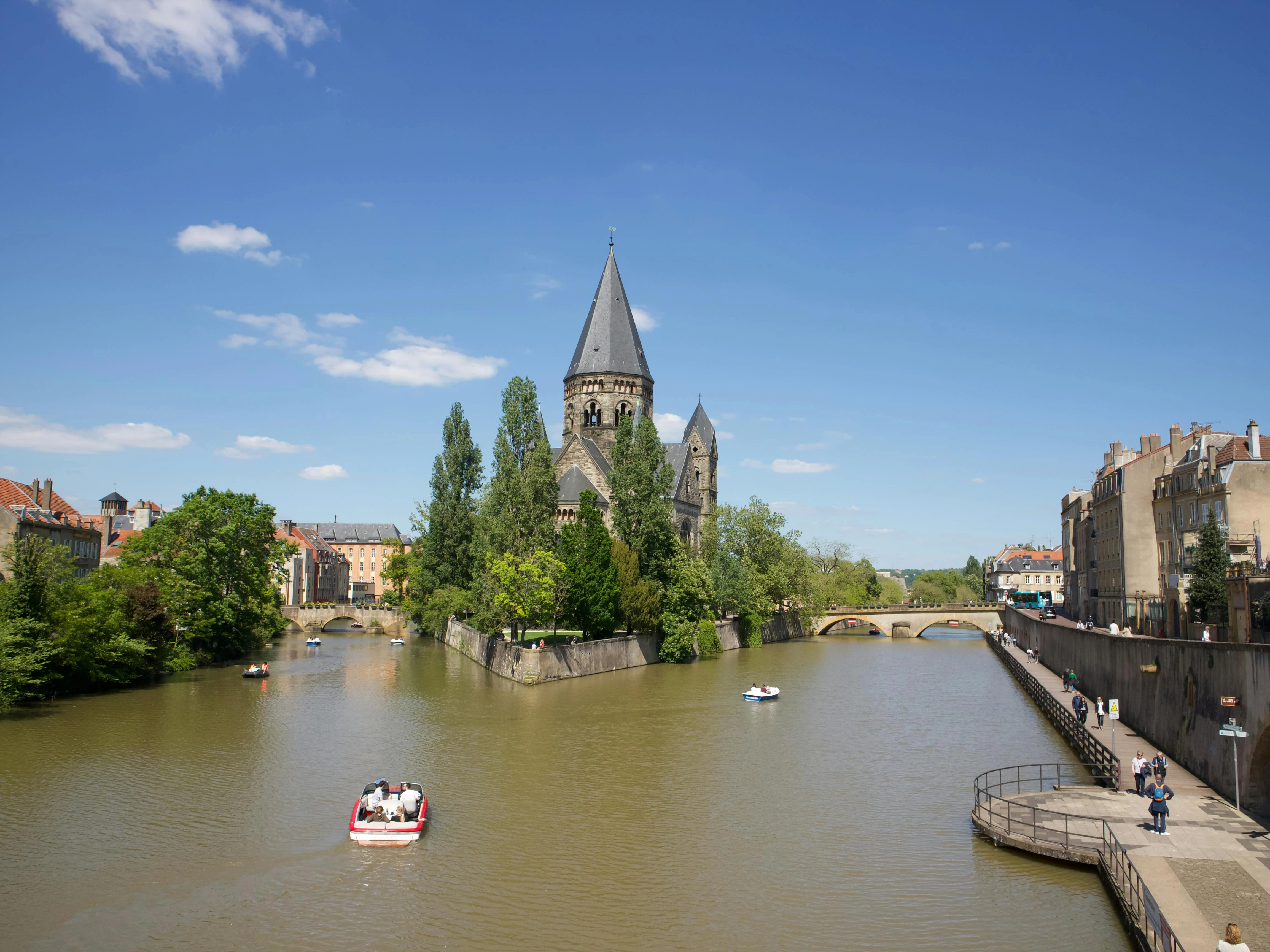 Temple Neuf in Metz en zijn weerspiegeling in de Moezel
